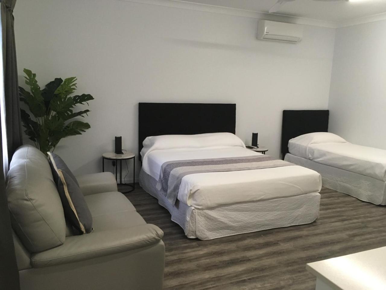 Escape On Lake Cairns Extérieur photo
